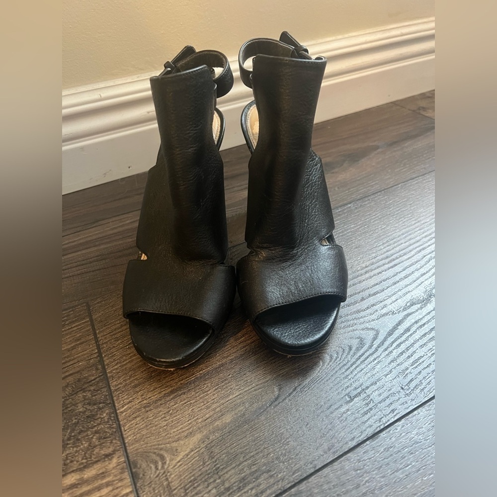 Via Spiga Women's Black Leather Peep Toe 4" Heels with Buckle,Size US 5.5M - Picture 2 of 8